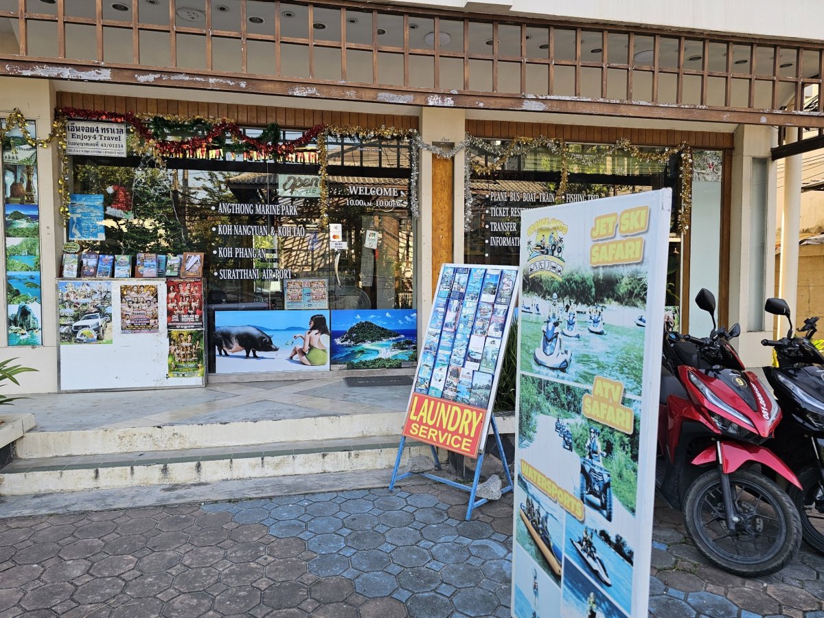 Turistická agentura s nabídkou výletů v Chawengu