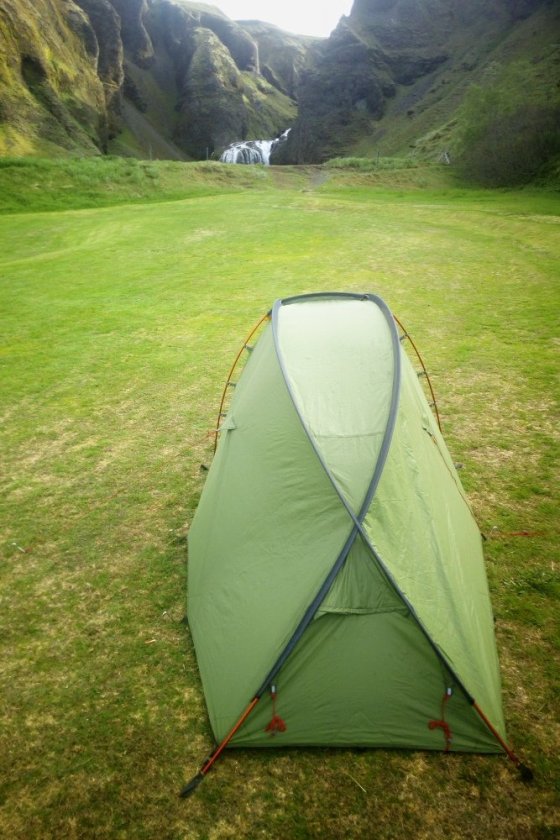 kemp s výhledem na vodopád