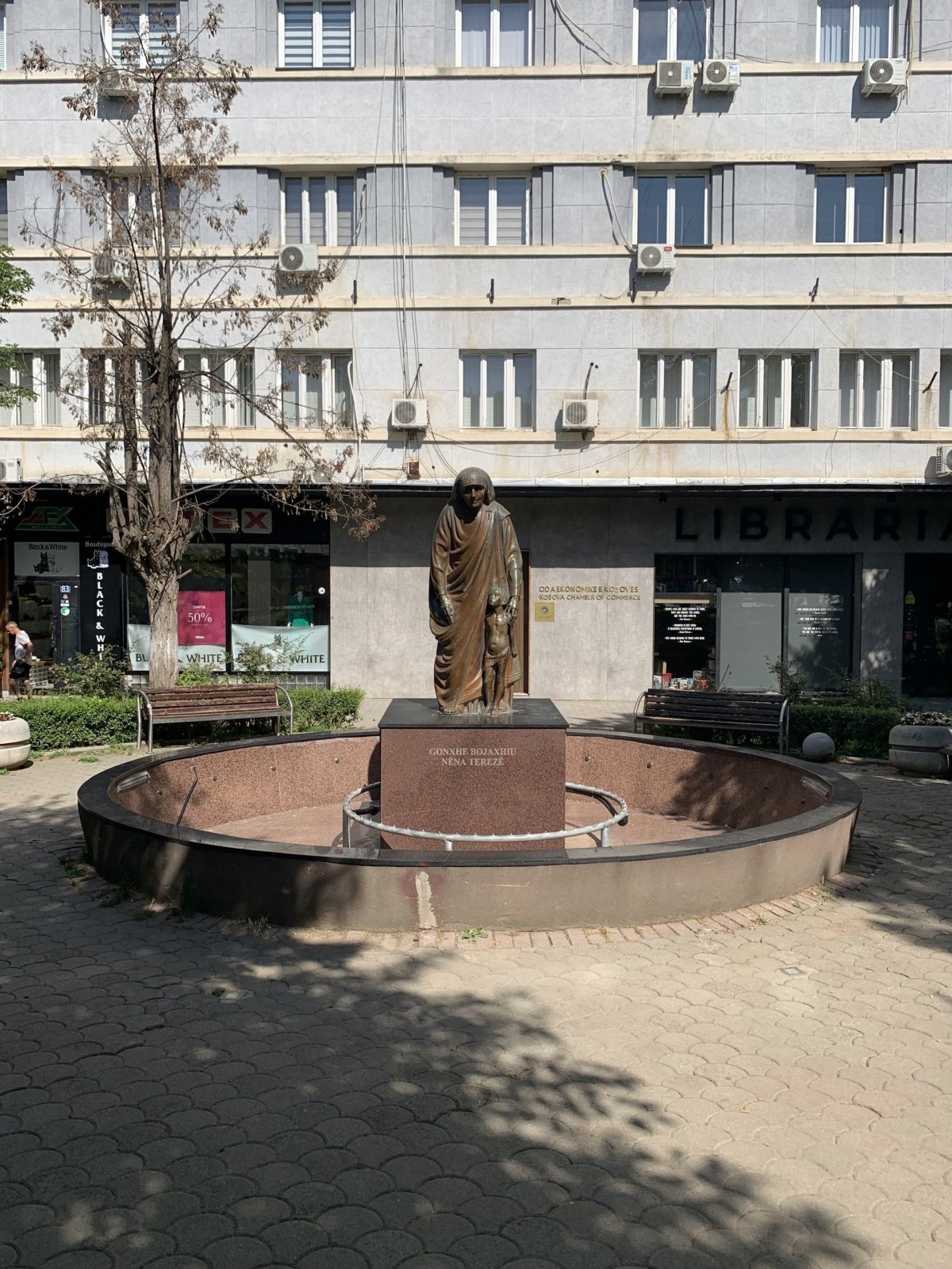 Priština - socha Matky Terezy