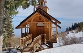 Kostelík nad kotlinou, ve které leží obrovská sofijská aglomerace. 