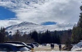 Pohodová atmosféra na horách. Vrcholy hor přesahují 2000 metrů n.m.