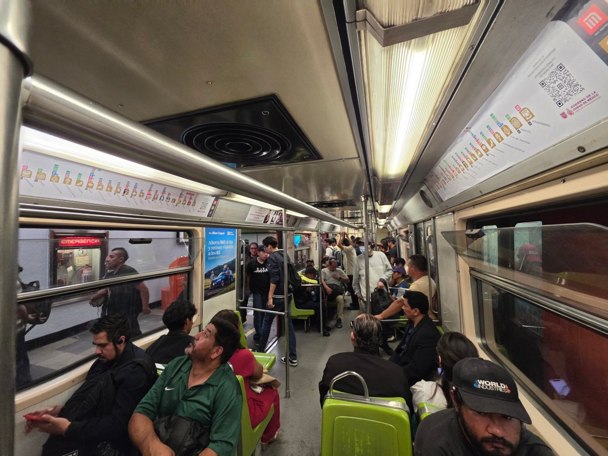 Interiér metra v CDMX