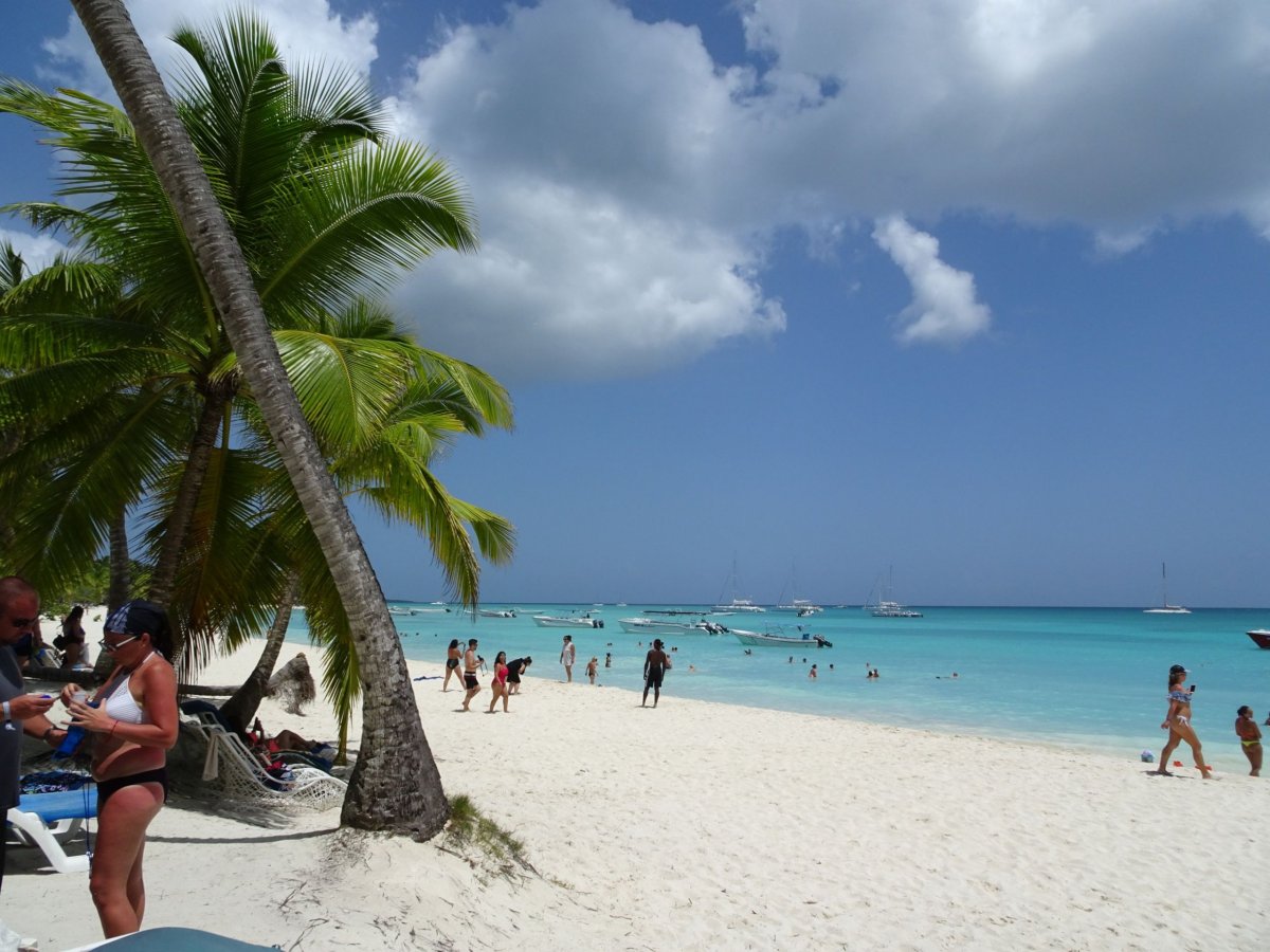 Bílý písek, tepé Karibské moře hýřící nádhernými odstíny modré a zelené barvy
