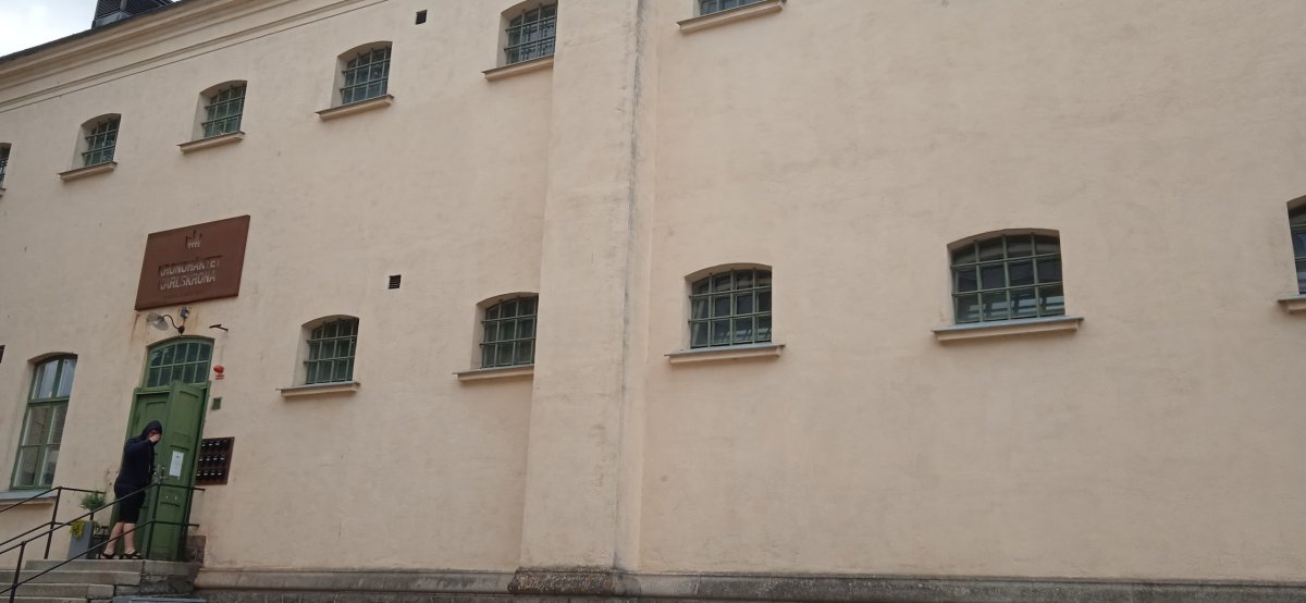 Budova bývalé vojenské věznice s malými okénky