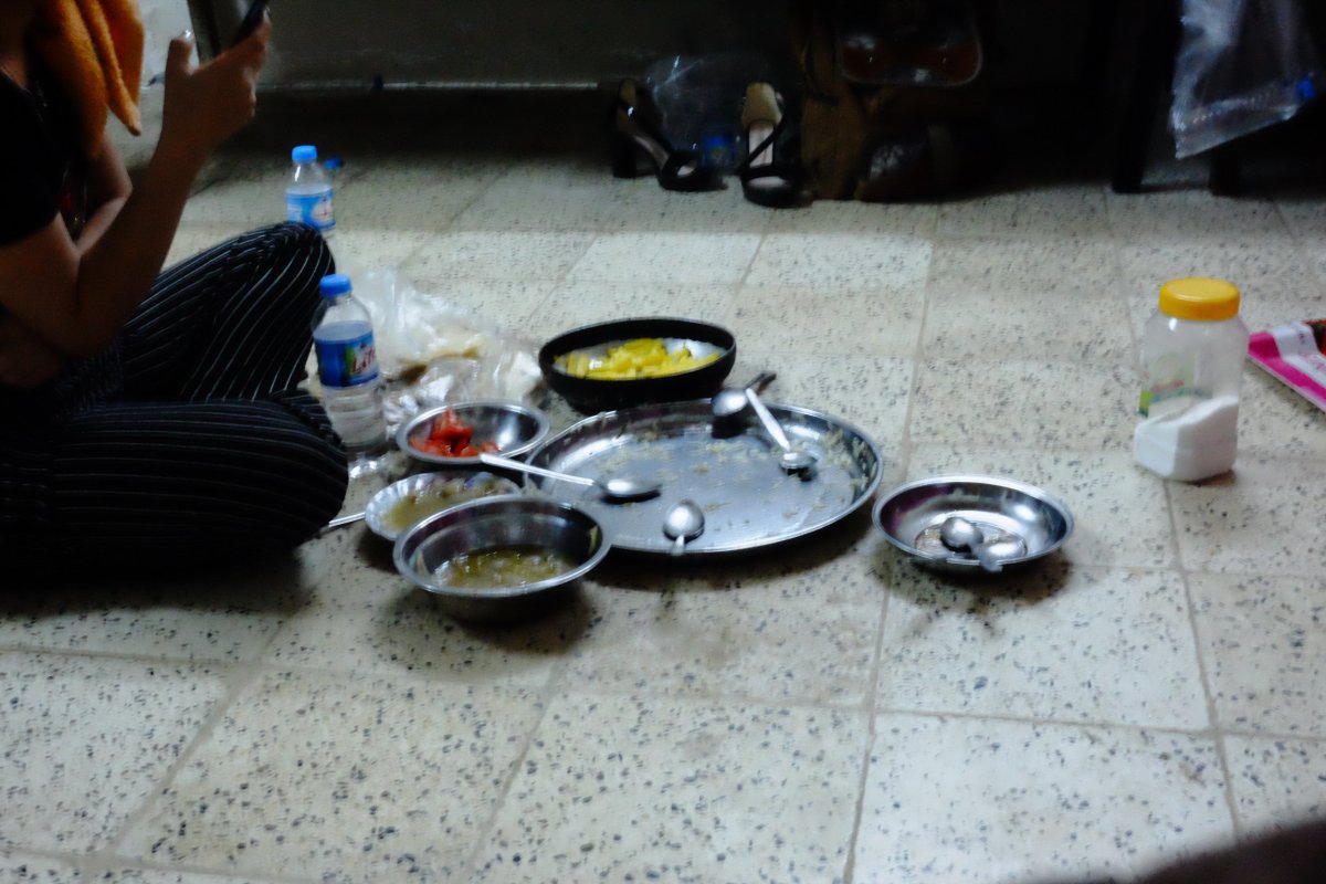 Fotka pořízena tajně. Proto odpovídající kvalita. Takhle vypadala společná večere studentek z Amedi.