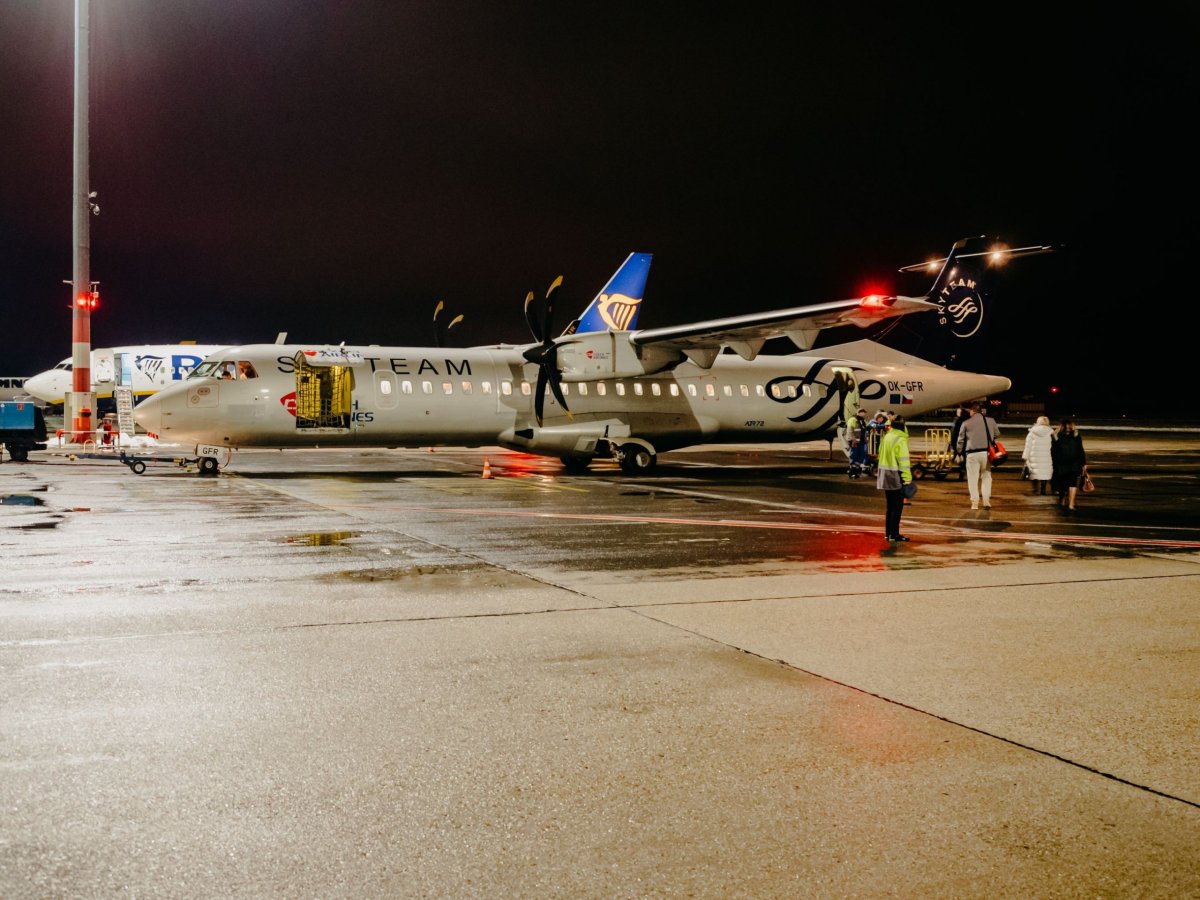 Příchod po letištní ploše k ATR–72 v barvách Sky Teamu