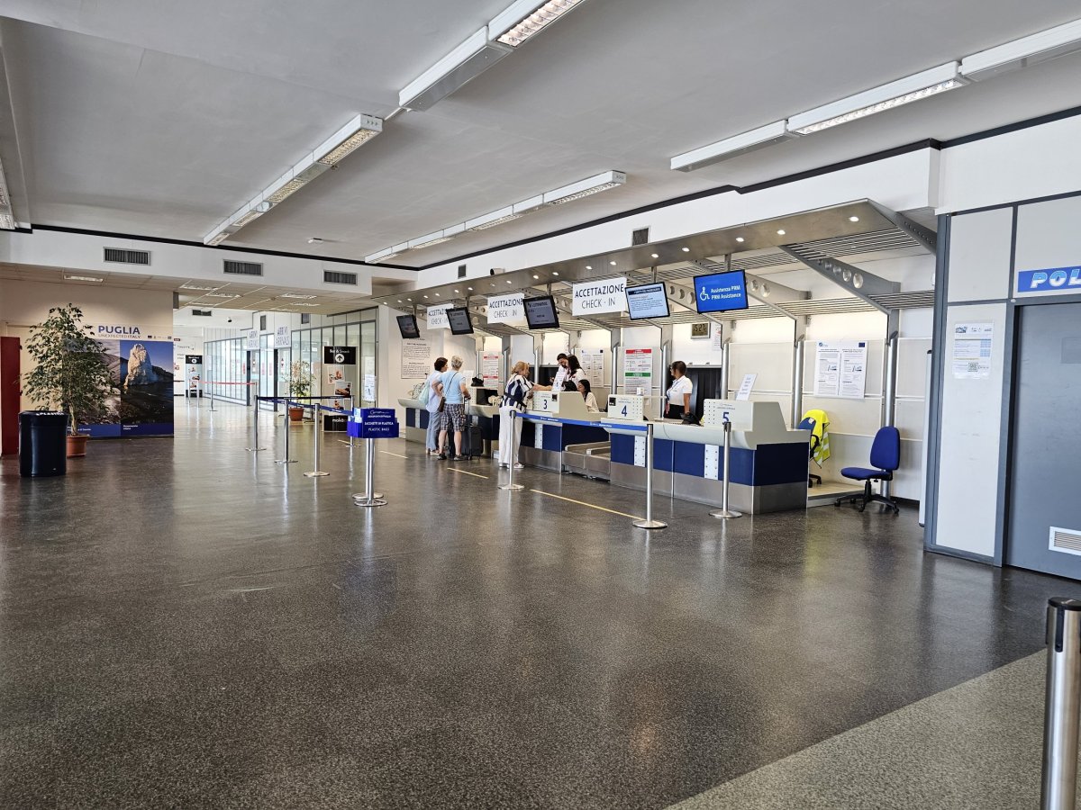 Check-in přepážky na letišti Foggia