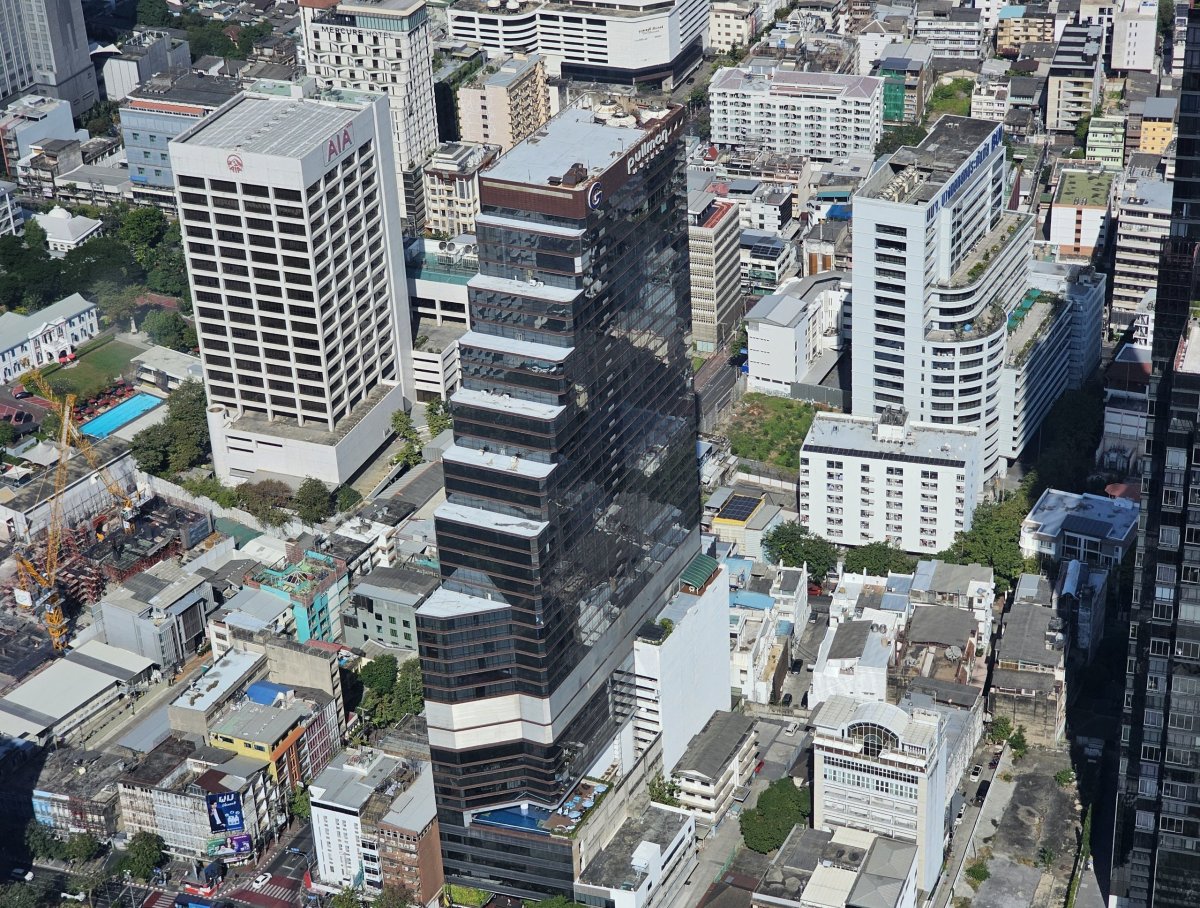 Pohled na hotel z vyhlídky King Power Mahanakhon