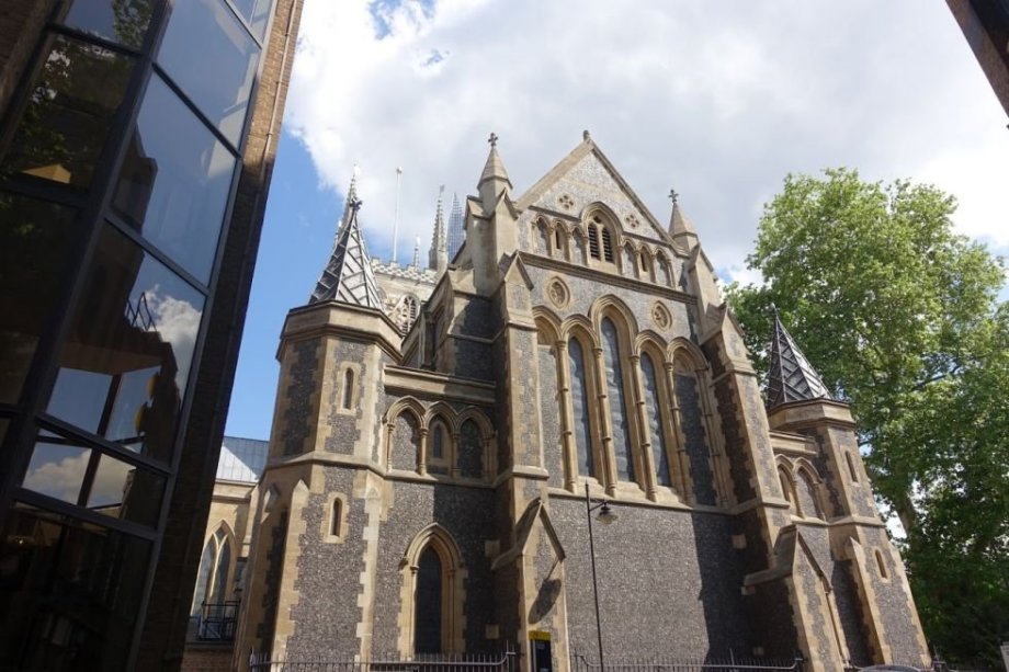 Southwark Cathedral utlačovaná novou infrastrukturou