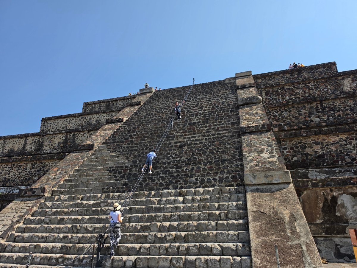 Lezení na pyramidu Měsíce