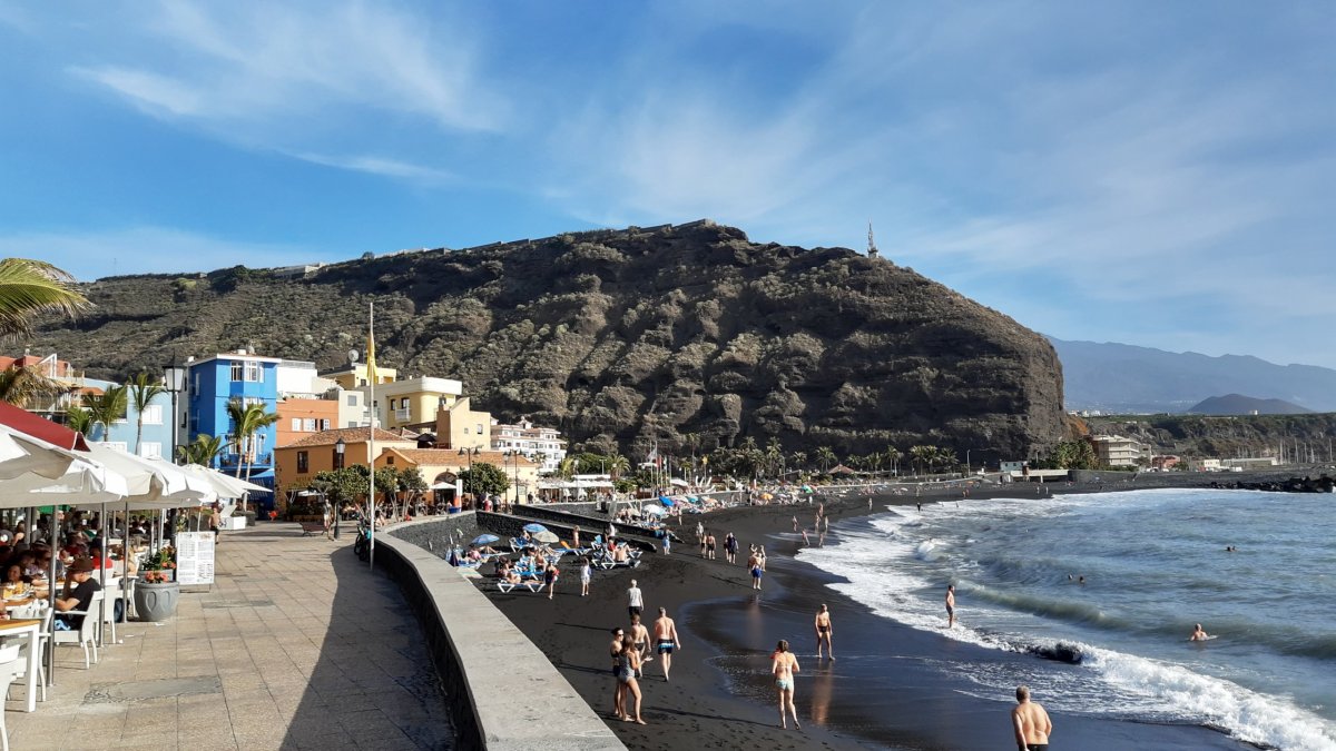 Místní černá pláž