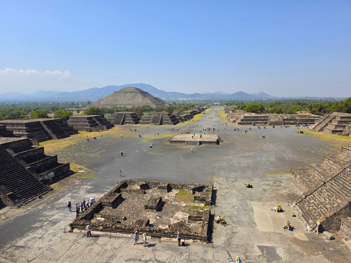 Pohled na areál z Pyramidy Měsíce