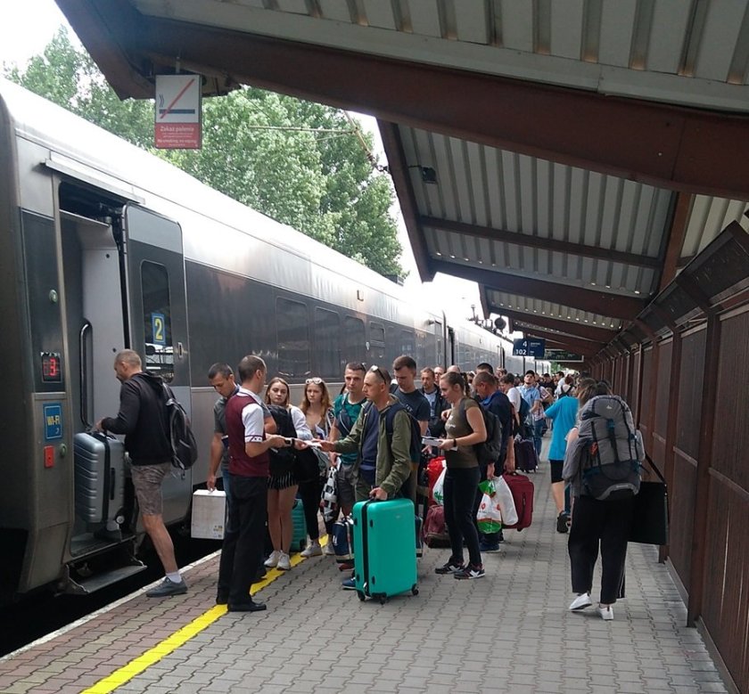 Vzhůru z Przemyslu na Ukrajinu. Na nástupišti u vlaku směr Lvov- Kyjev. Průvodčí kontrolují jízdenky před nástupem. 