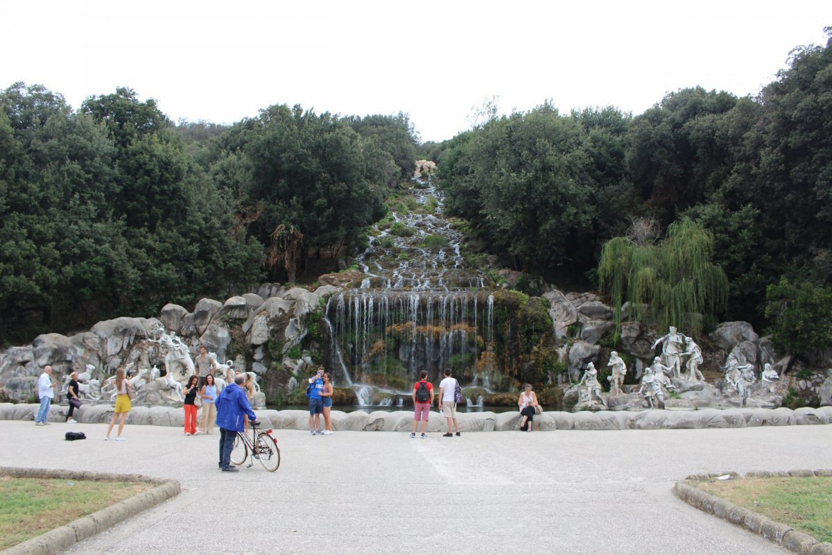 Fontánek a vodopádů je v parku vážně mnoho