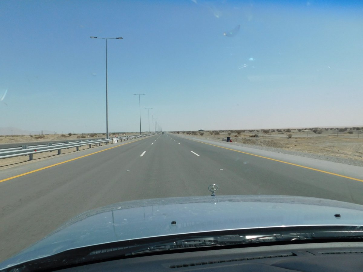 Téměr prázdná nová dálnice z městečka Al Mintirib podém pouště na jihovýchod