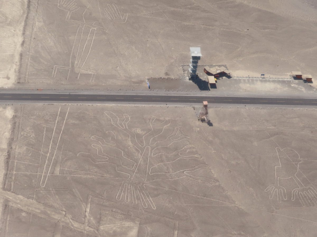 Pozorovací věž a okolní geoglyfy