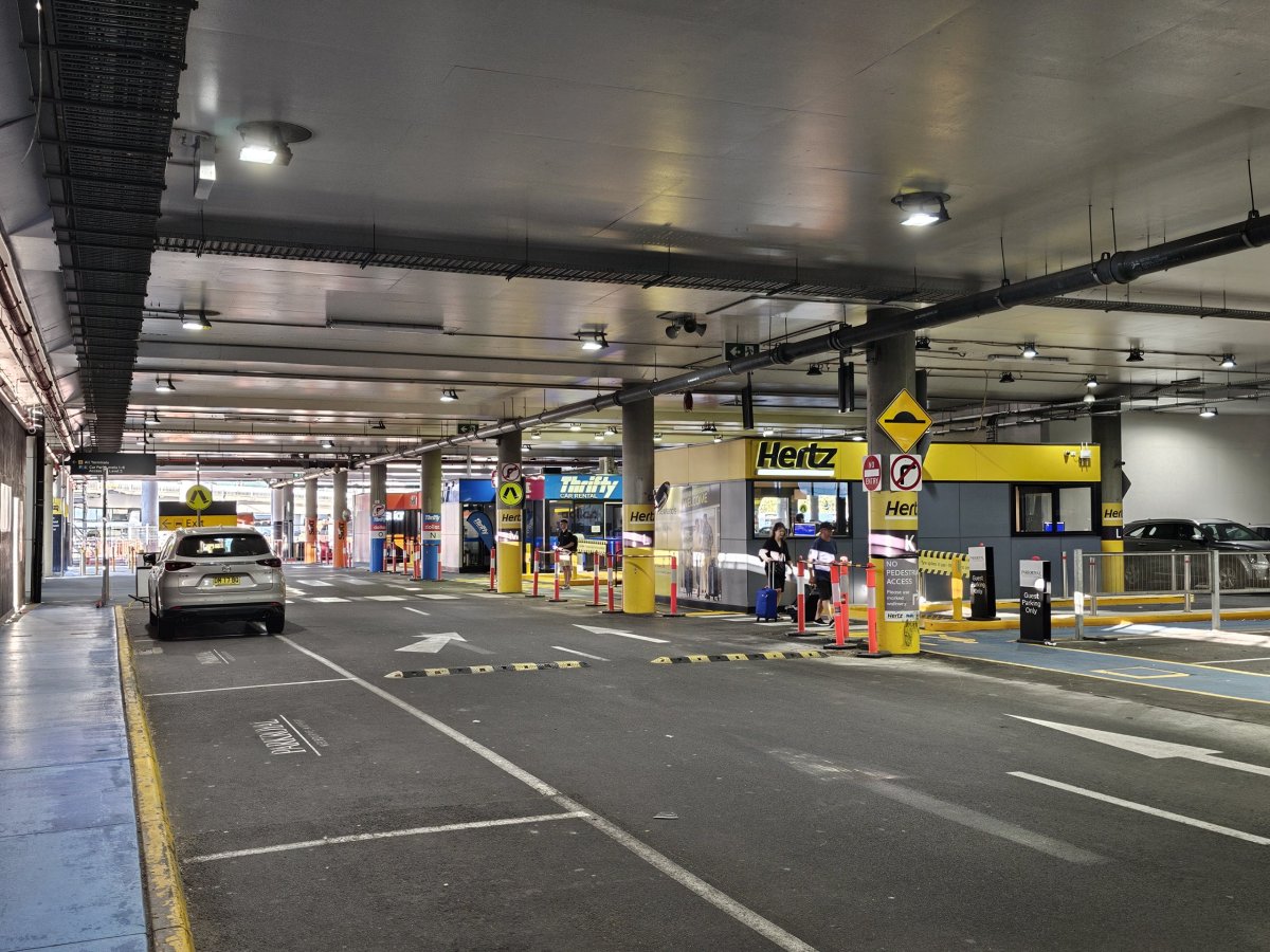 Přepážky autopůjčoven v garážích