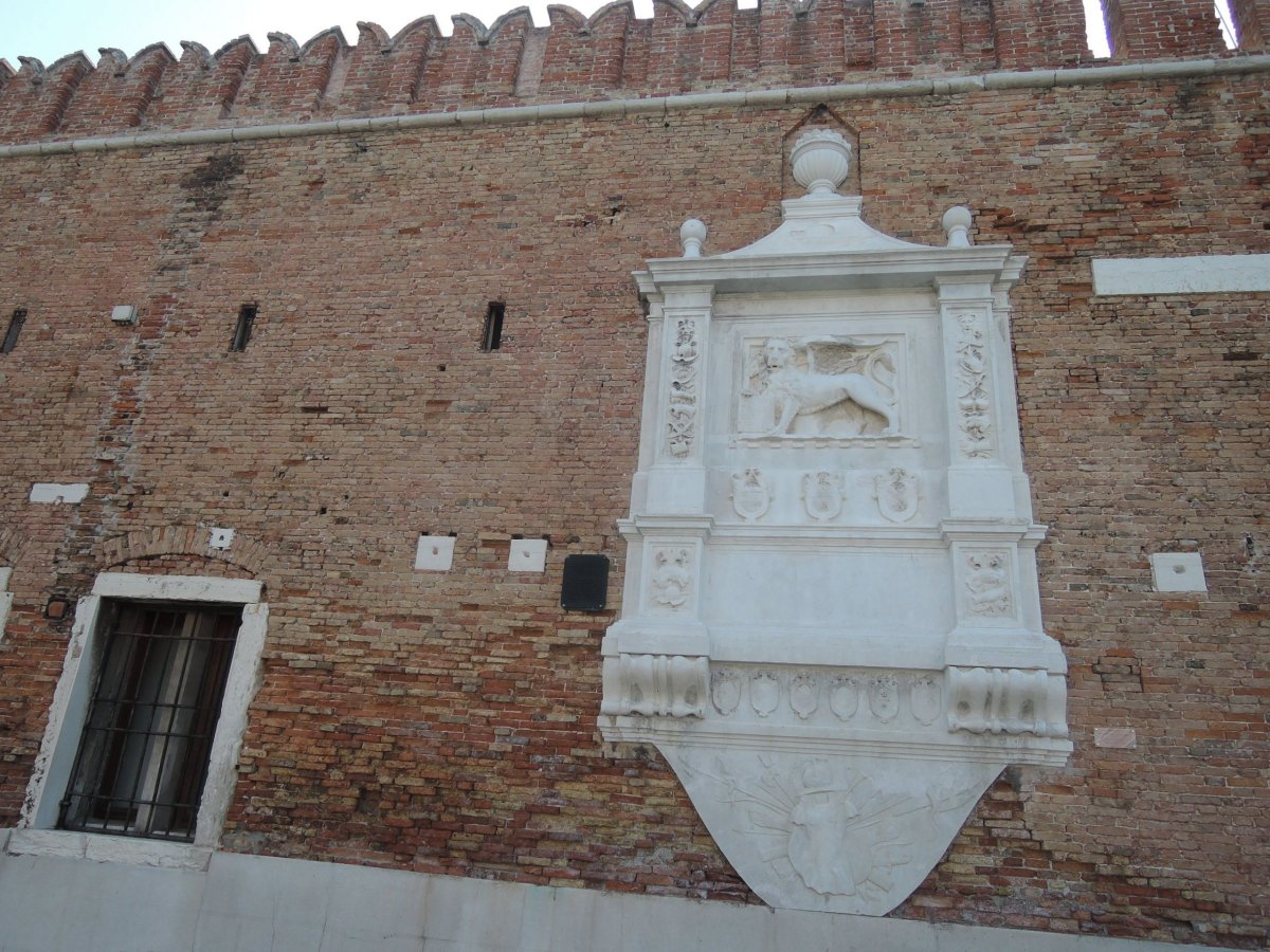 Symbol sv. Marka a města na stěně dnešního musea