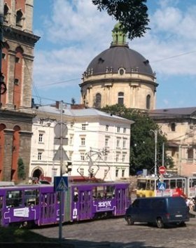 Čilý dopravní ruch v historickém centru Lvova 