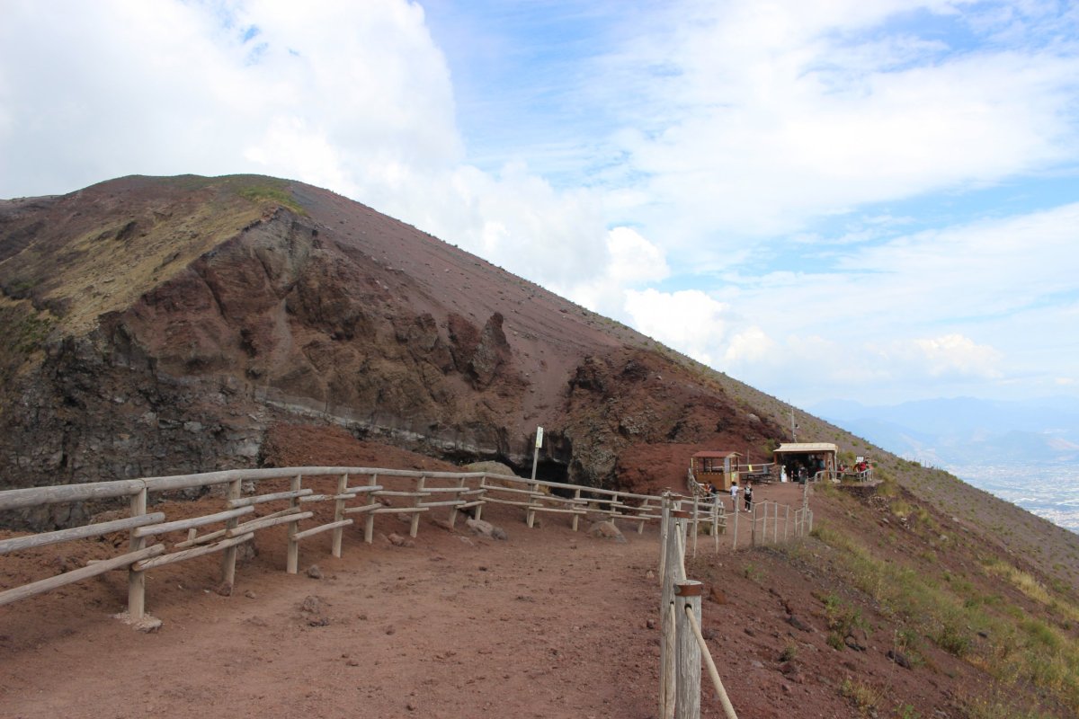 Stezka kolem kráteru