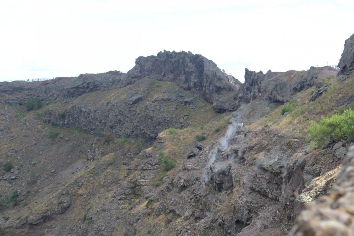 Stále to tu doutná