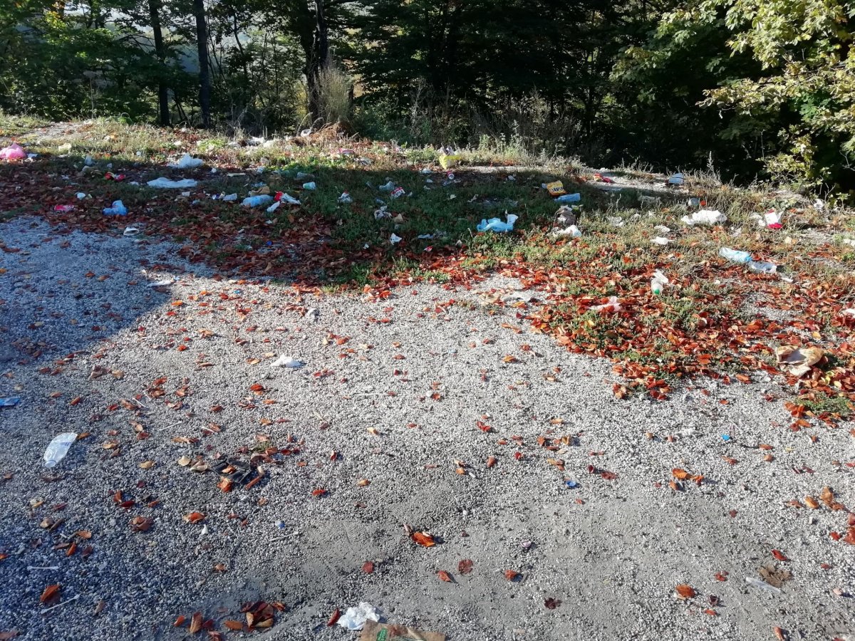 Nepořádek u odpočívadla, nepěkný pohled