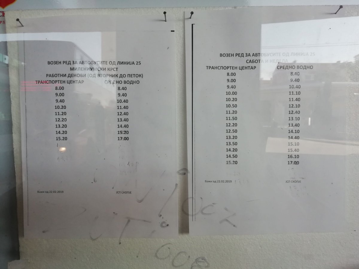 Rozpis autobusů na a z Millennium Cross. Vytušili jsme, že ten vpravo je na víkendy.