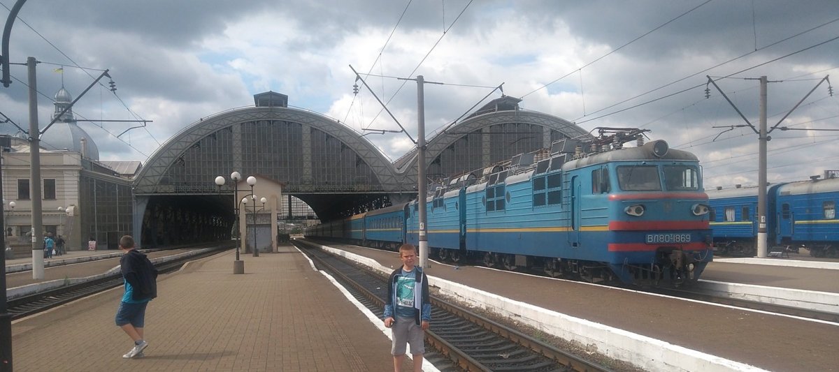 Na nádraží ve Lvově. Typická dvoudílná sovětská elektrická lokomotiva VL - Vladimir