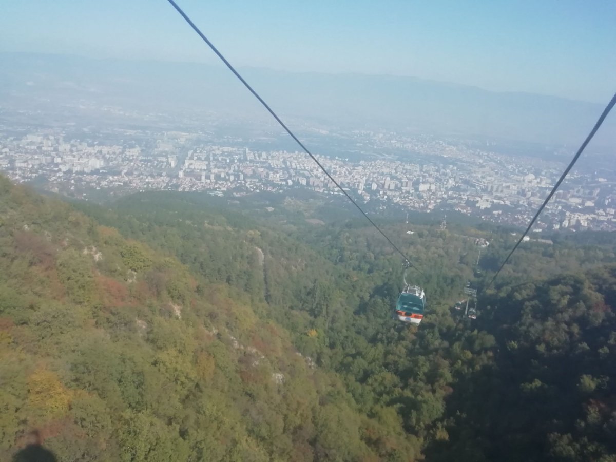 Fotografie z lanovky, kde v dáli hlavní město Skopje