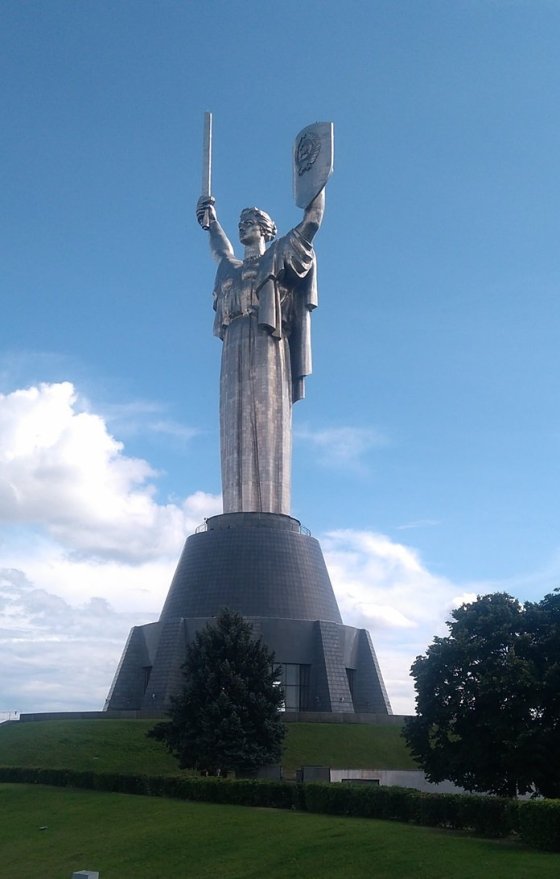 „The Motherland Monument“ -obrovská socha s mečem, která vzhlíží k východu a hlídá město od nepřátel
