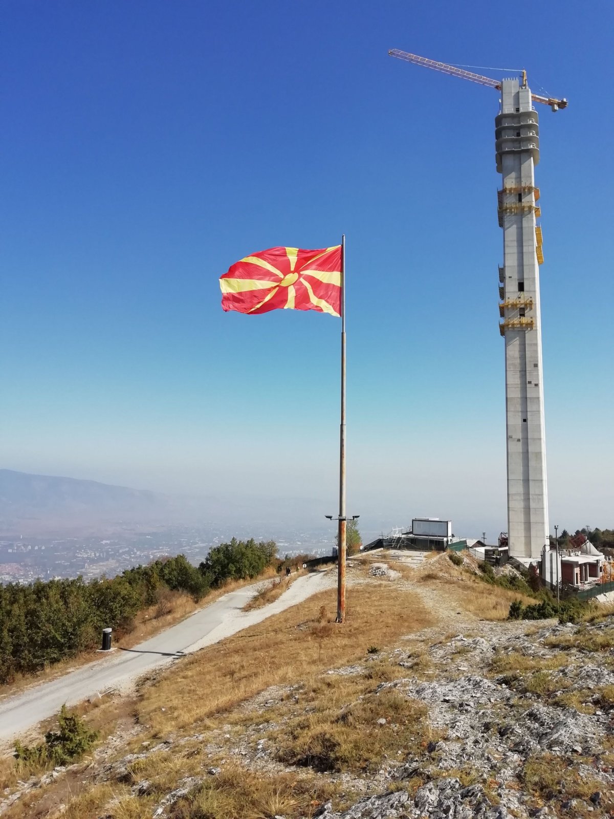 Vlajka a pravděpodobně nová rozhledna, další obří stavba nad Skopje