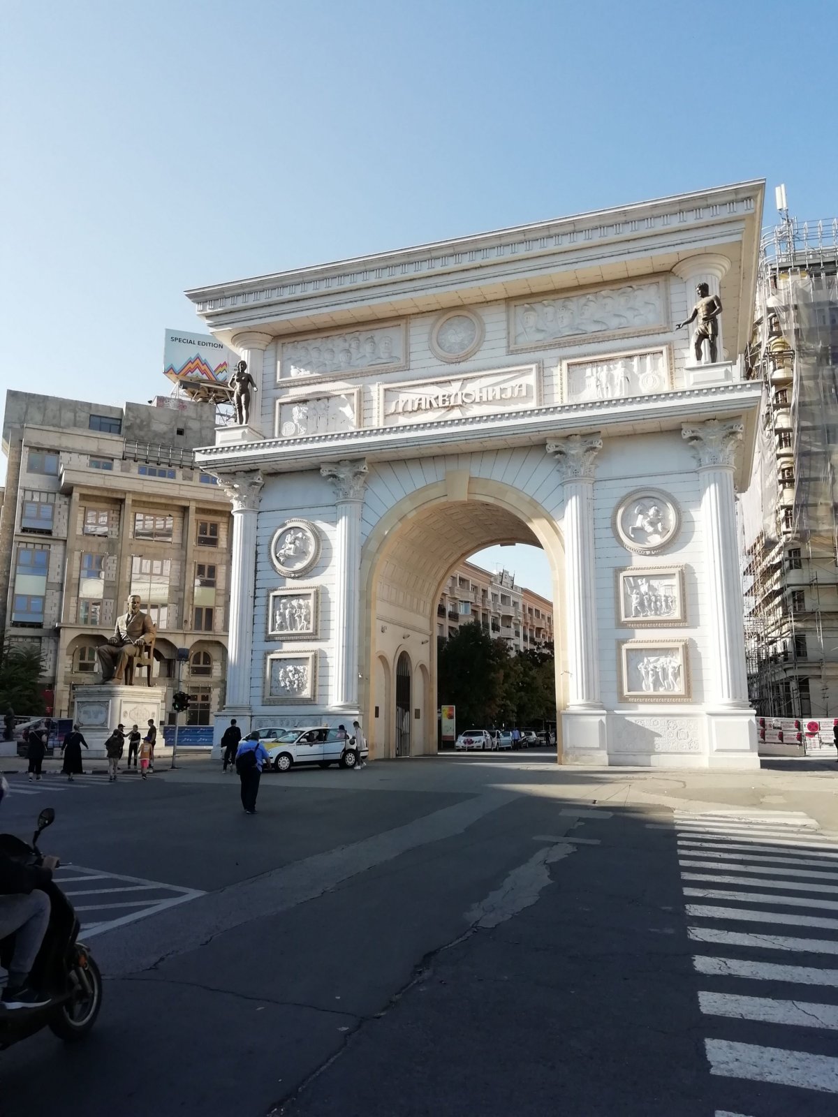 Velký oblouk v Paříži.. teda ve Skopje.