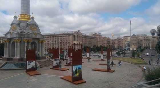 Náměstí Majdan Nezávislosti. V popředí panely se vzpomínkou na oběti z dob, kdy se zde psala historie.