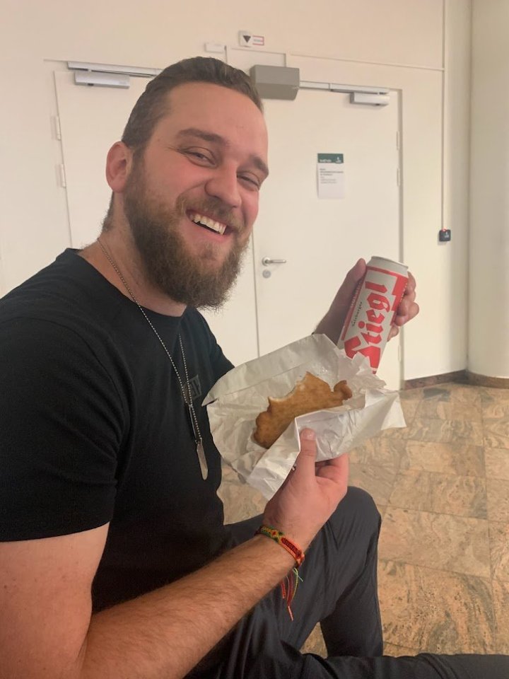 Řízeček a rakouský pivo na letišti