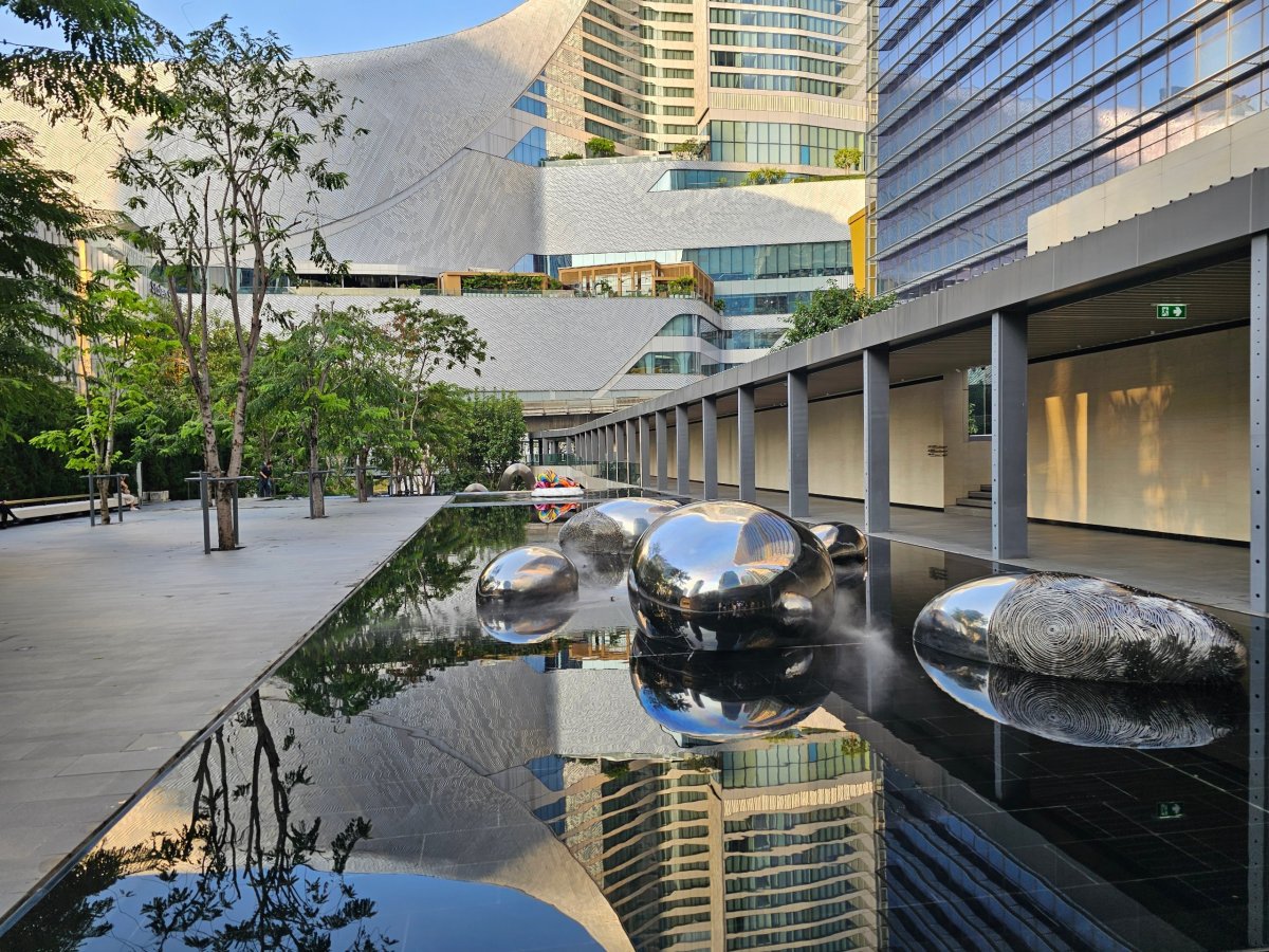 Náměstíčko přes Akara Sky Hanuman