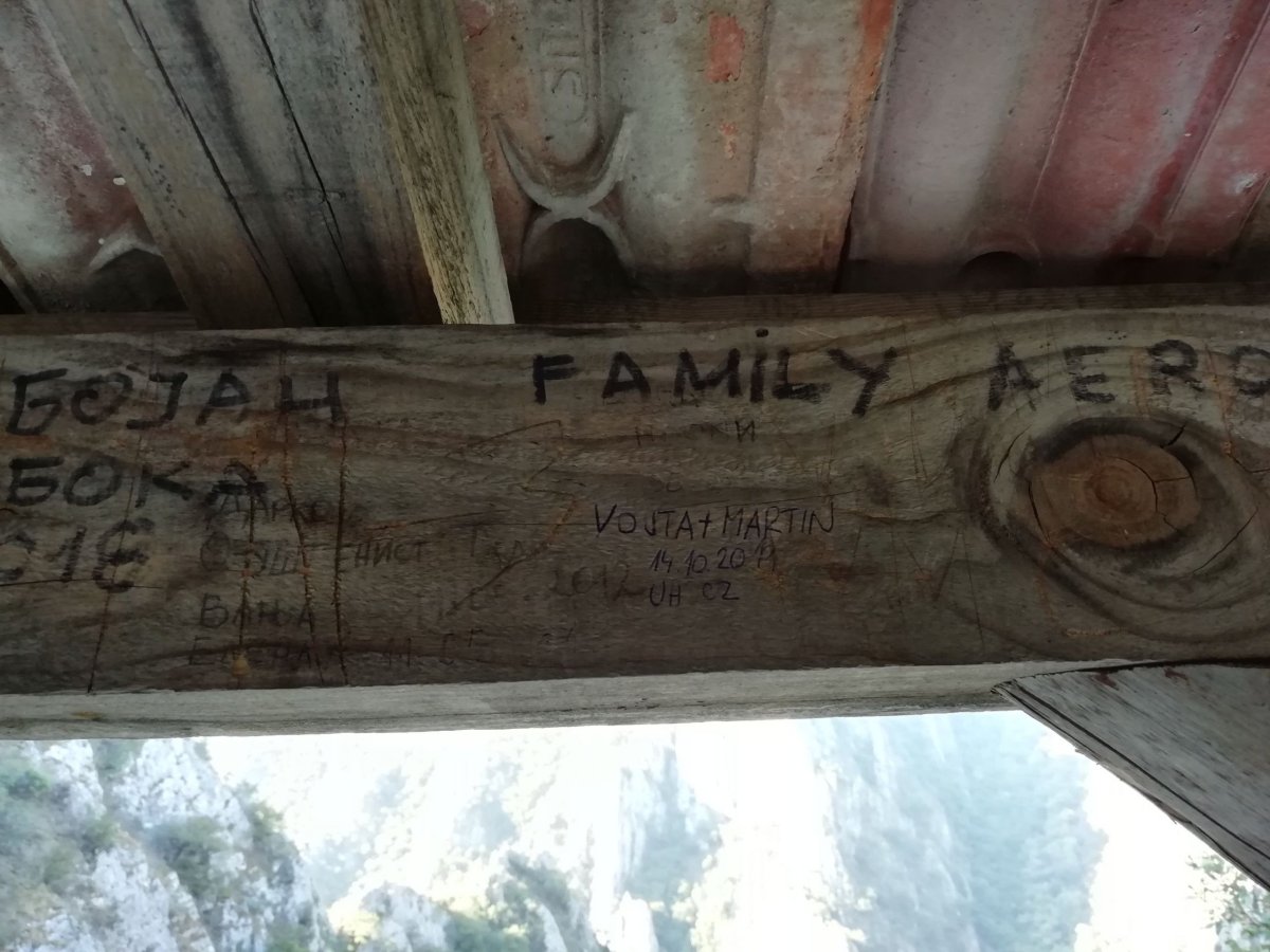 Zviditelnění na přístřešku u kostela sv. Nikola