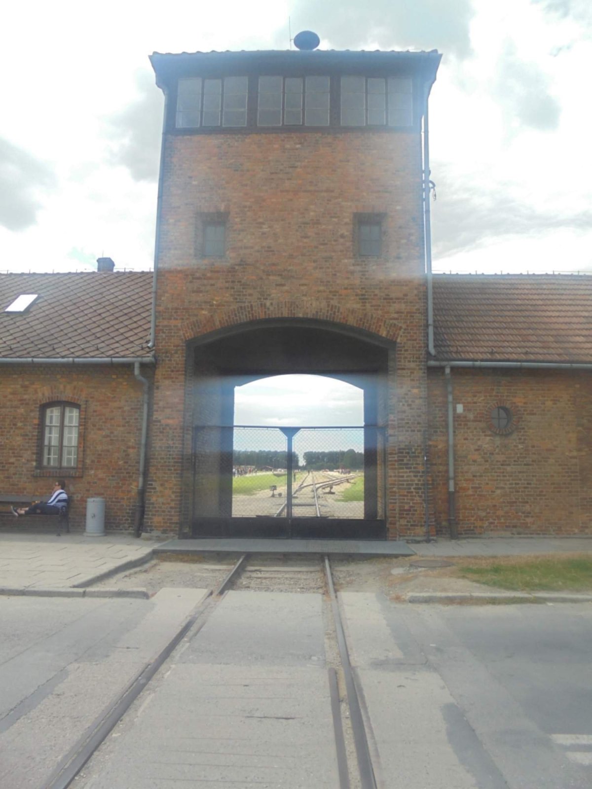 Osvětimská brána, kam mířili,,vlaky smrti" 