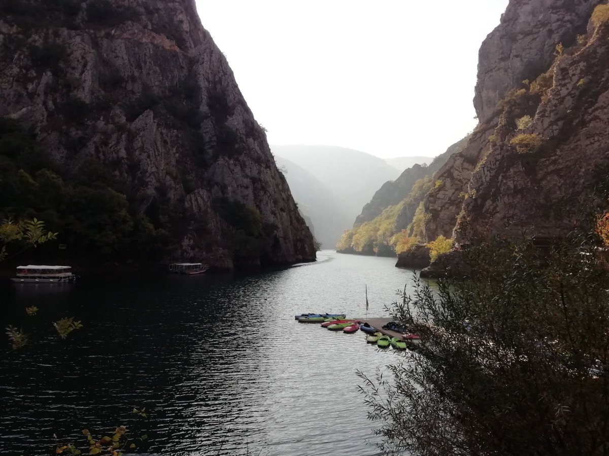 Dopolední pohled na kaňon Matka a řeku Tresku