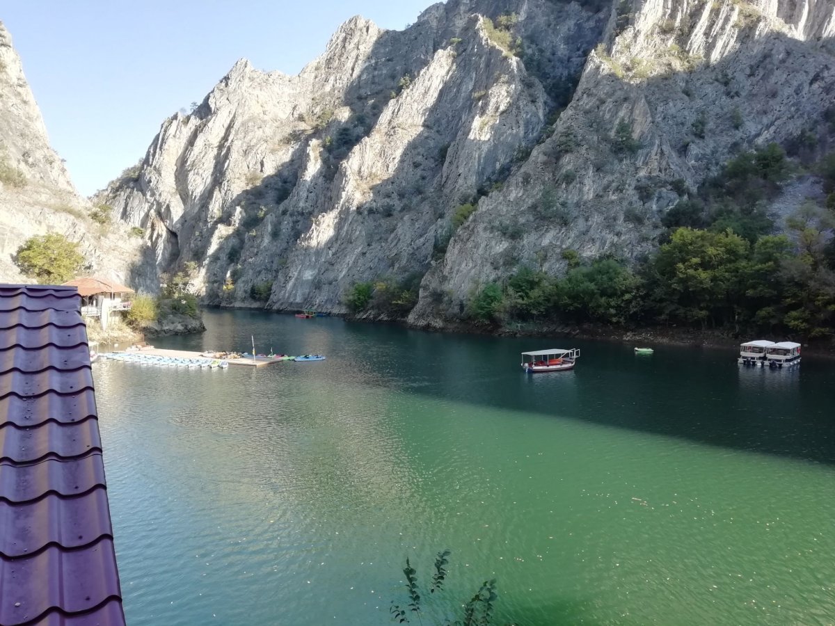 Tyrkysová voda a nádherné skály