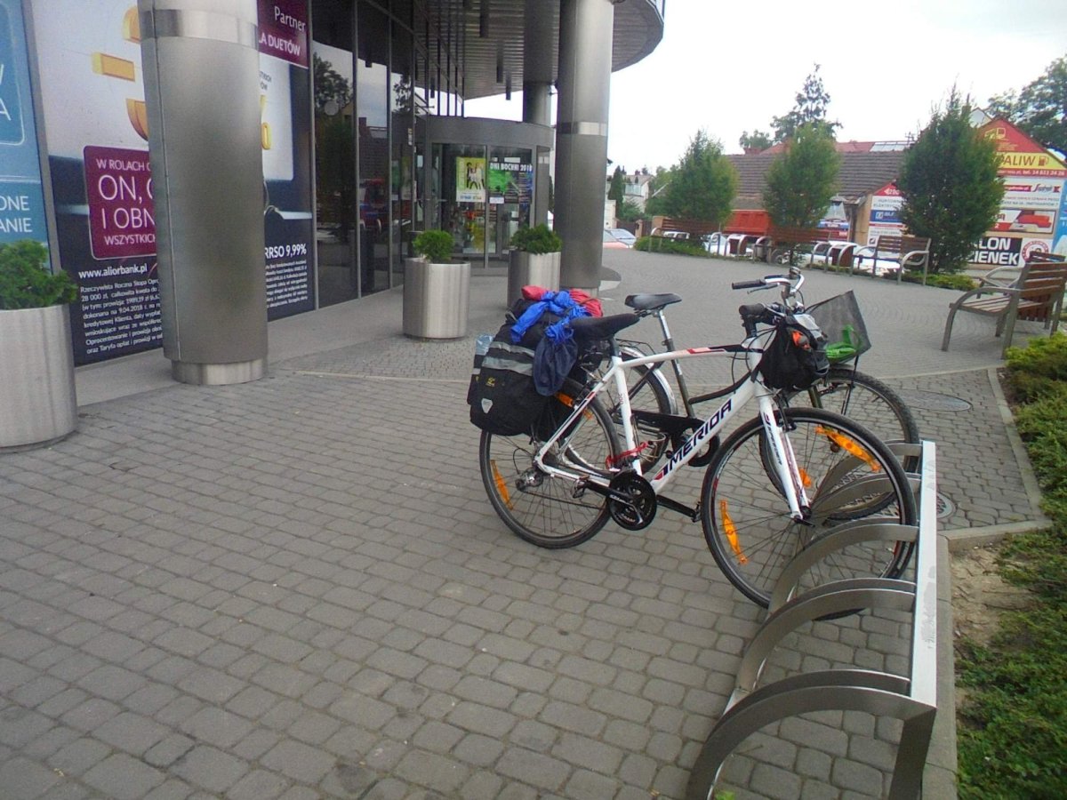 Můj stroj s plně naloženým nákupem v zadu 