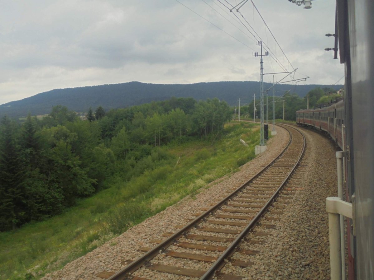 Výhled na vlakovou soupravu při cestě vlakem k ubytování 