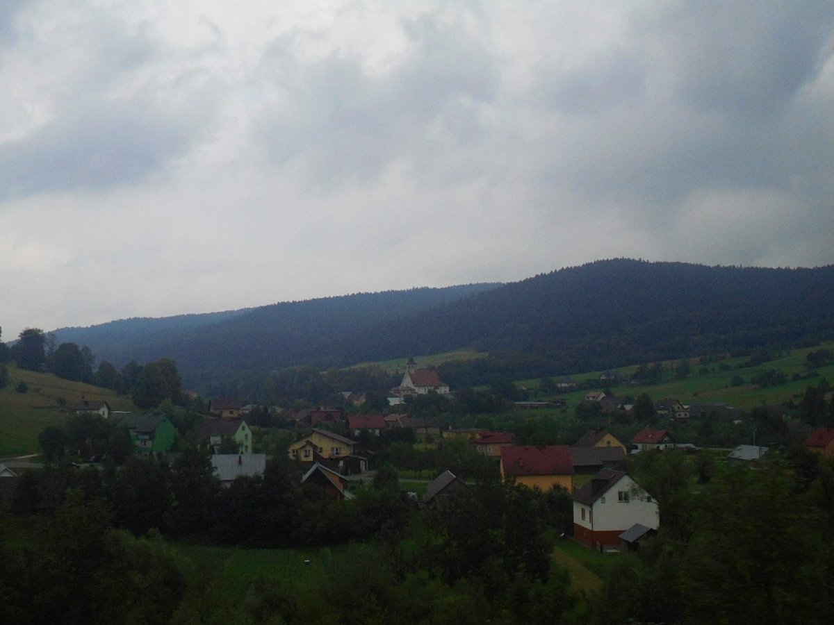 Sadecké Beskydy v Polsku -pohled z vlaku 