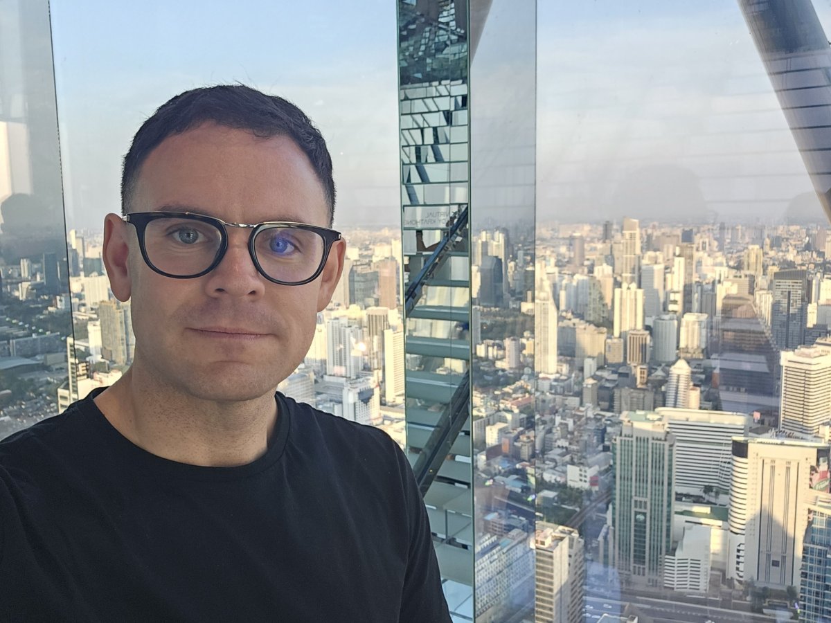 Akara Sky Hanuman - Já v místnosti Bangkok Reflection