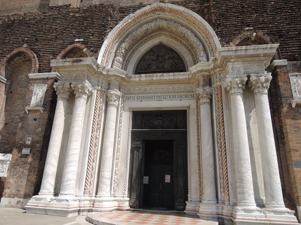 Vstupní, bohatě zdobený portál basiliky sv. Jana a Pavla. Interiér za vstupné, nelze fotografovat
