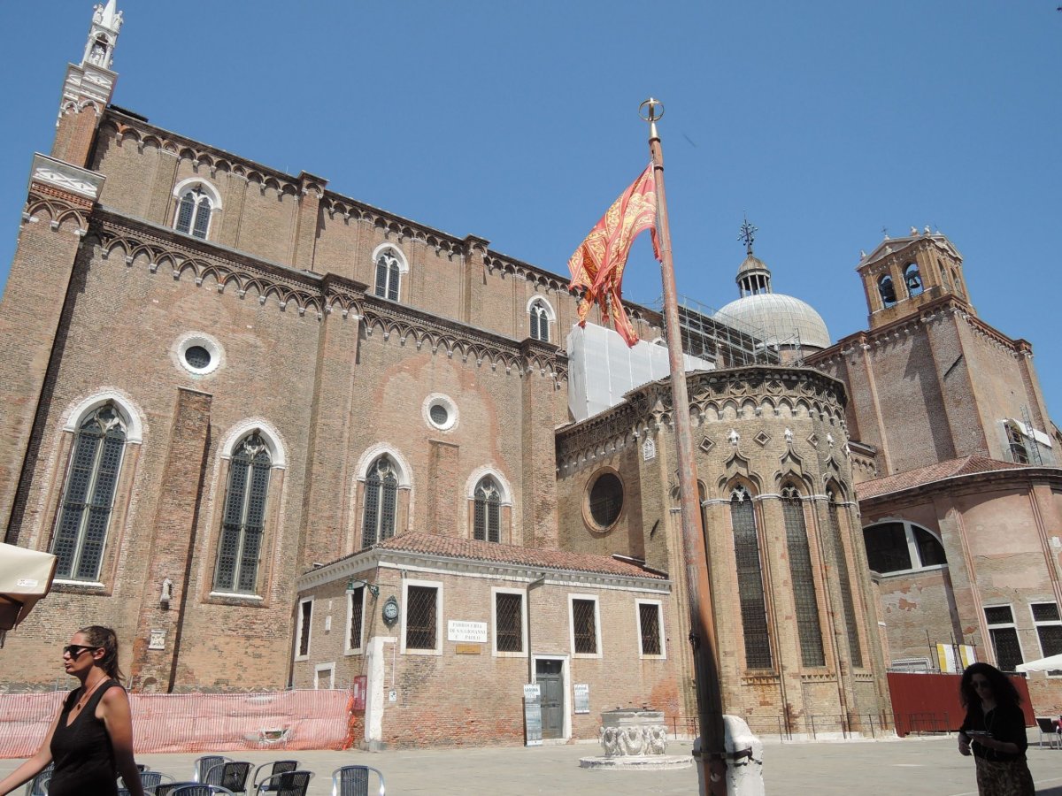 Gotická basilika sv. Jana a Pavla, boční průčelí