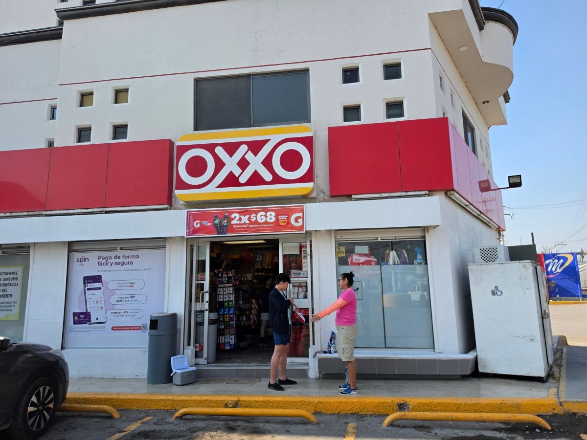 Naproti je minimarket Oxxo