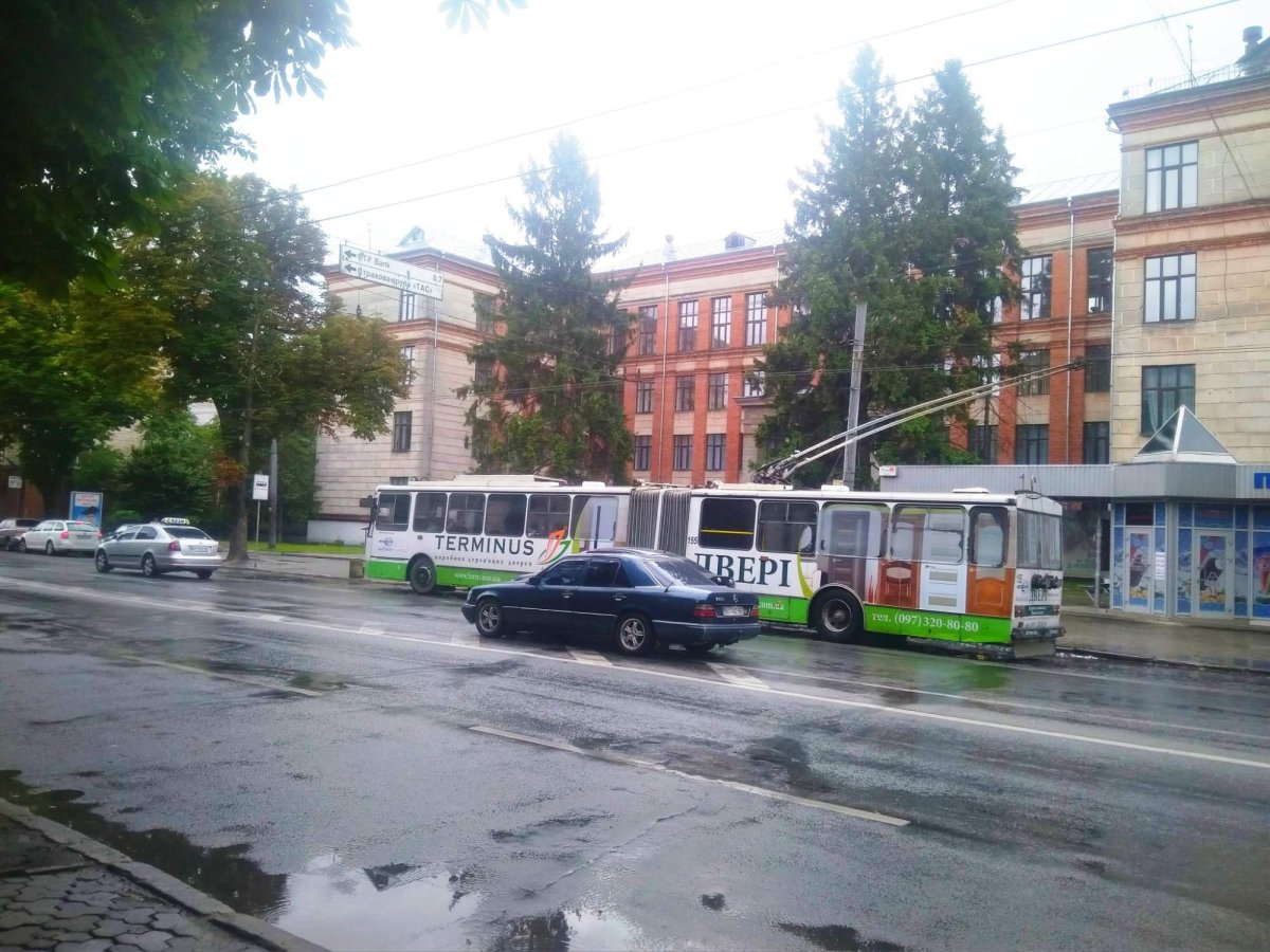 Trolejbus na ulici v Ternopilu 
