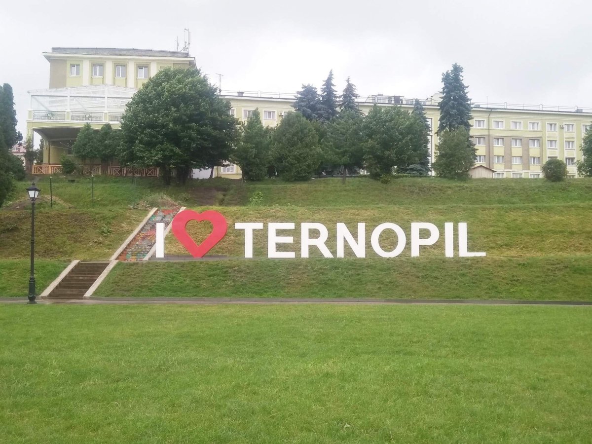 Ternopil nápis na břehu jezera 