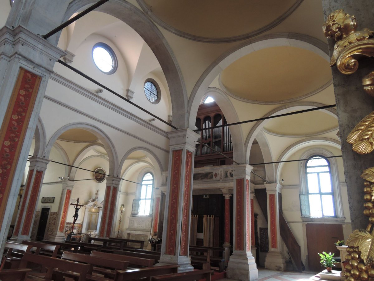 Interiér kostela