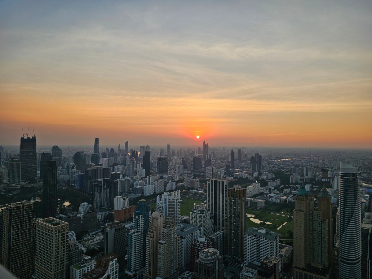 Západ slunce z Akara Sky Hanuman